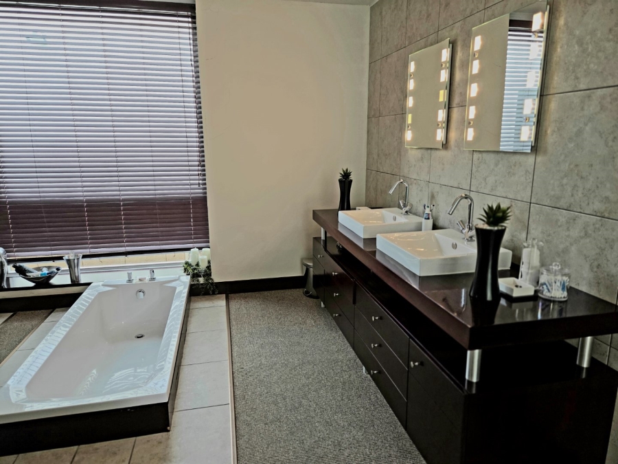 4 Bedroom Property for Sale in Heuwelsig Free State